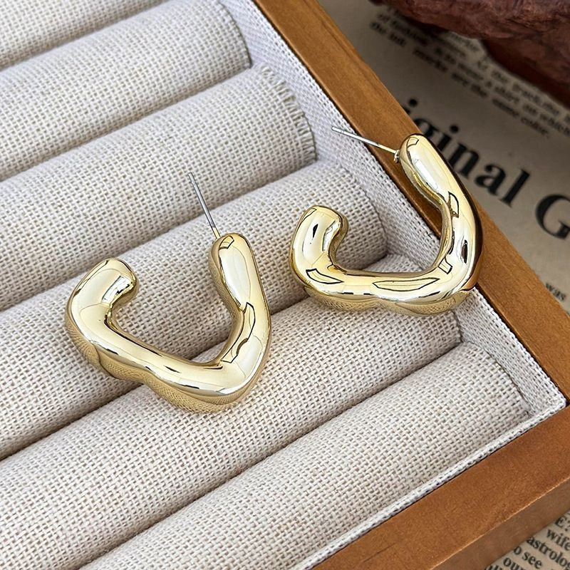 Фактурные золотистые серьги-пусеты неправильной формы CJG70757