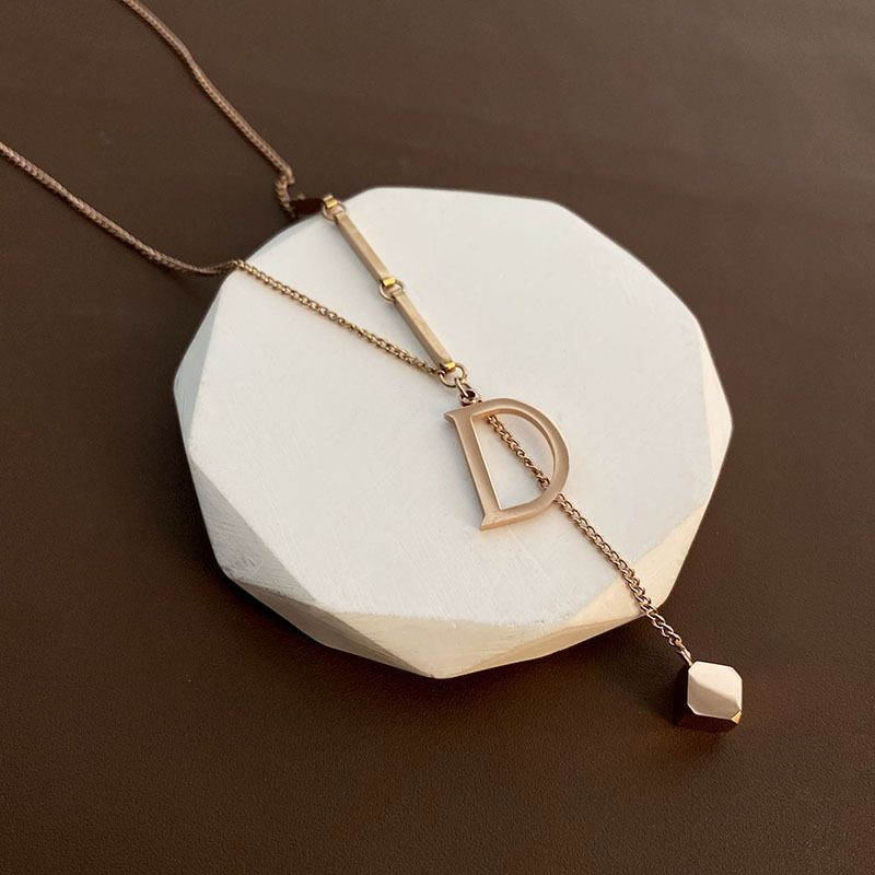 Колье-галстук из стали с буквой и сферой CJG48791