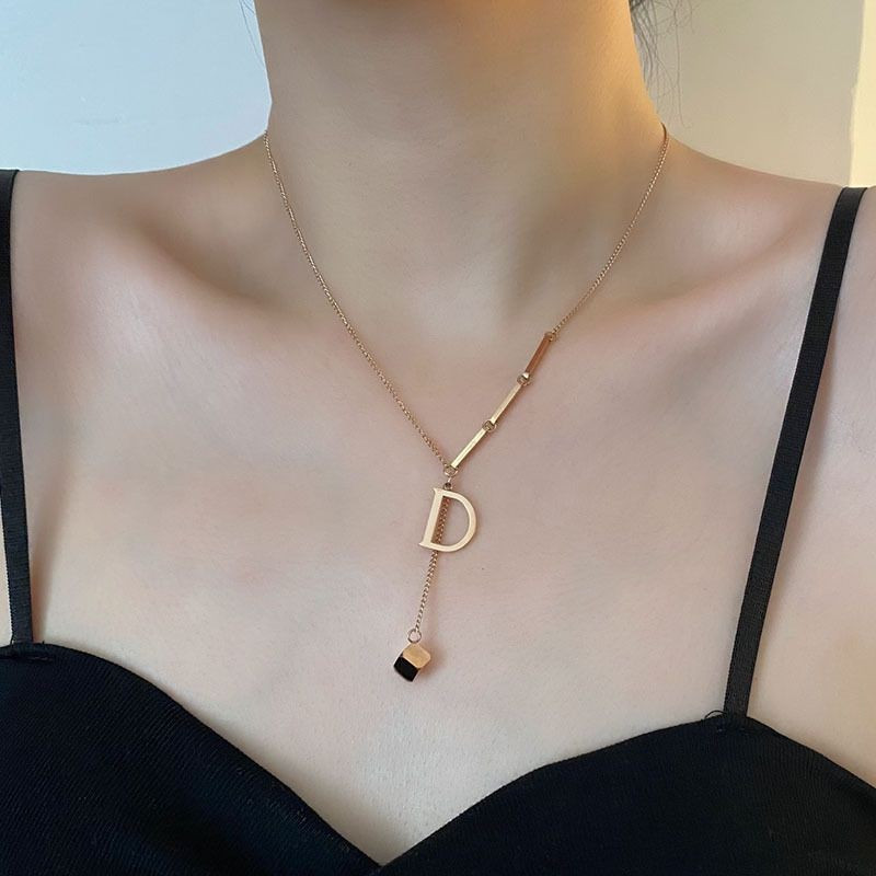 Колье-галстук из стали с буквой и сферой CJG48791