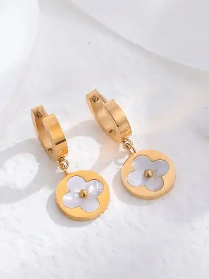 Золотистые серьги-кольца с подвесками-четырехлистниками J10152CJJ