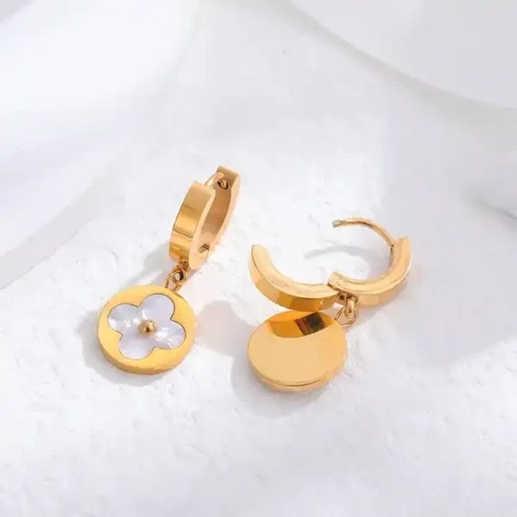 Золотистые серьги-кольца с подвесками-четырехлистниками J10152CJJ