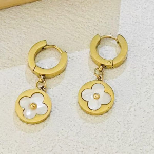Золотистые серьги-кольца с подвесками-четырехлистниками J10152CJJ