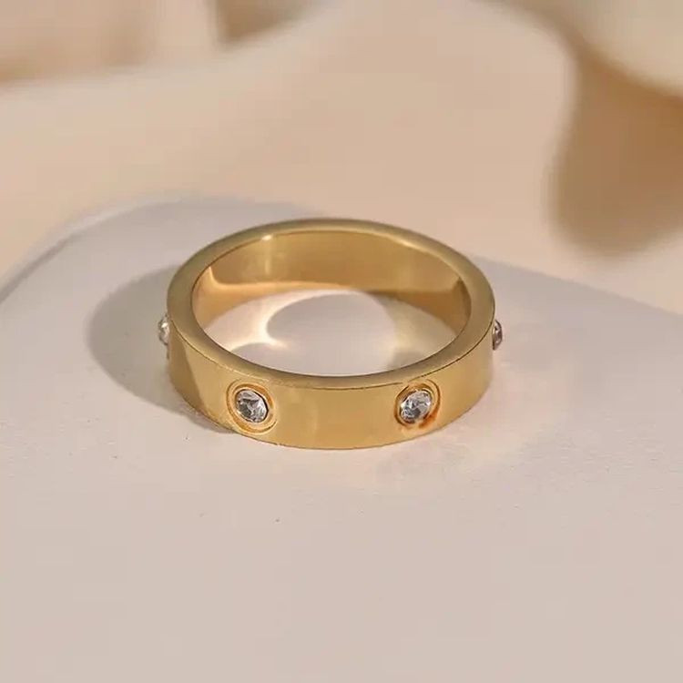 Кольцо стальное с напылением золотом и фианитами J10201CJJ