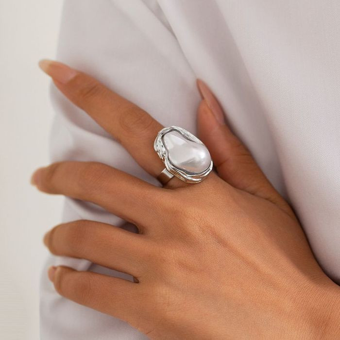 Кольцо с барочным жемчугом в широкой оправе CJM58529