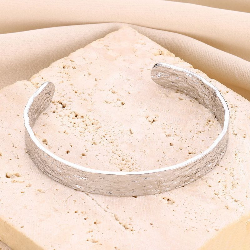 Браслет жесткий с фактурной поверхностью и золотистым напылением CJL76026 Браслет жесткий с фактурной поверхностью и золотистым напылением CJL76026