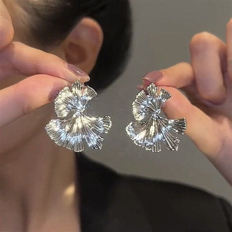 Массивные серьги-веера из мятого металла M86414