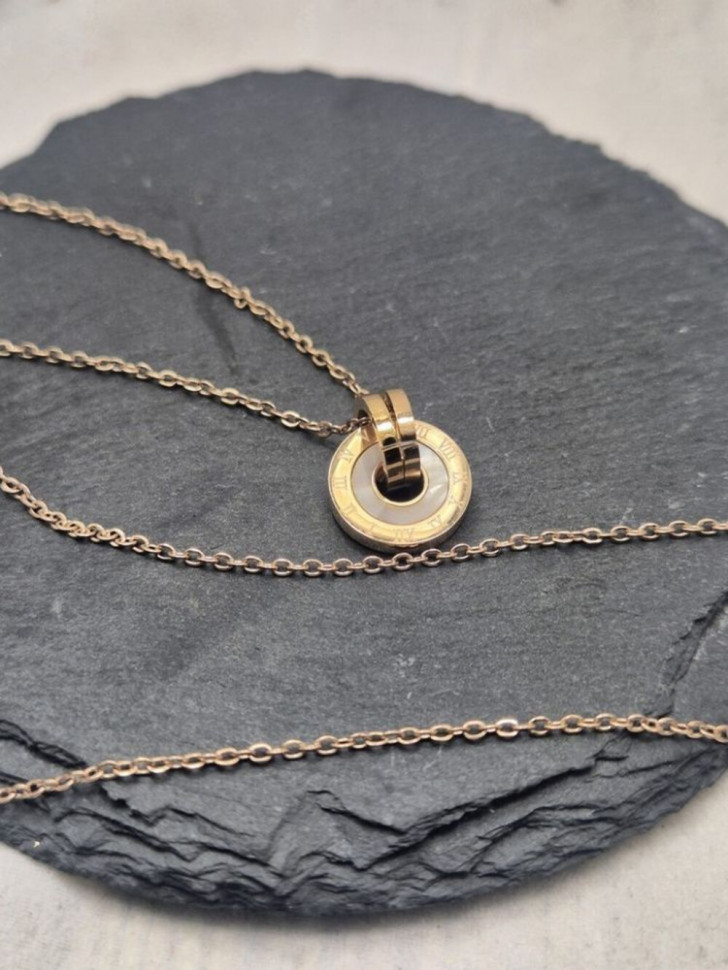 Лаконичная цепочка с кулоном и гравировкой римских цифр J10511CJJ