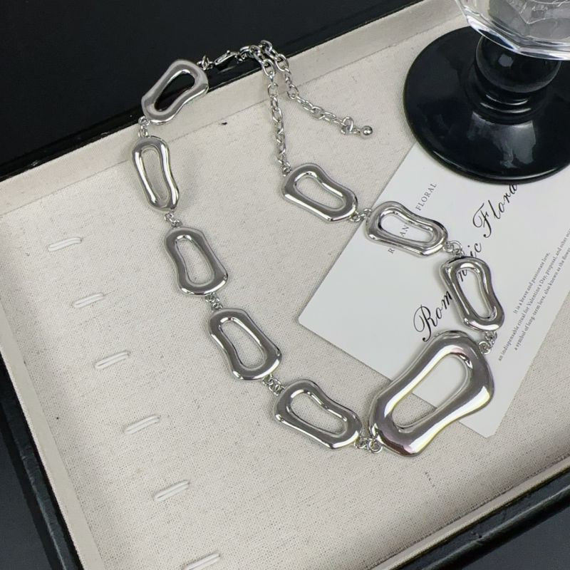 Массивная золотистая цепь с акцентным черным звеном CJM02311