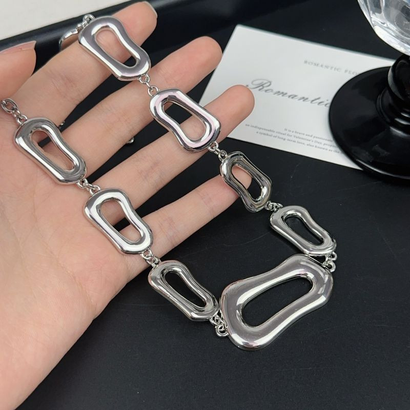 Массивная золотистая цепь с акцентным черным звеном CJM02311