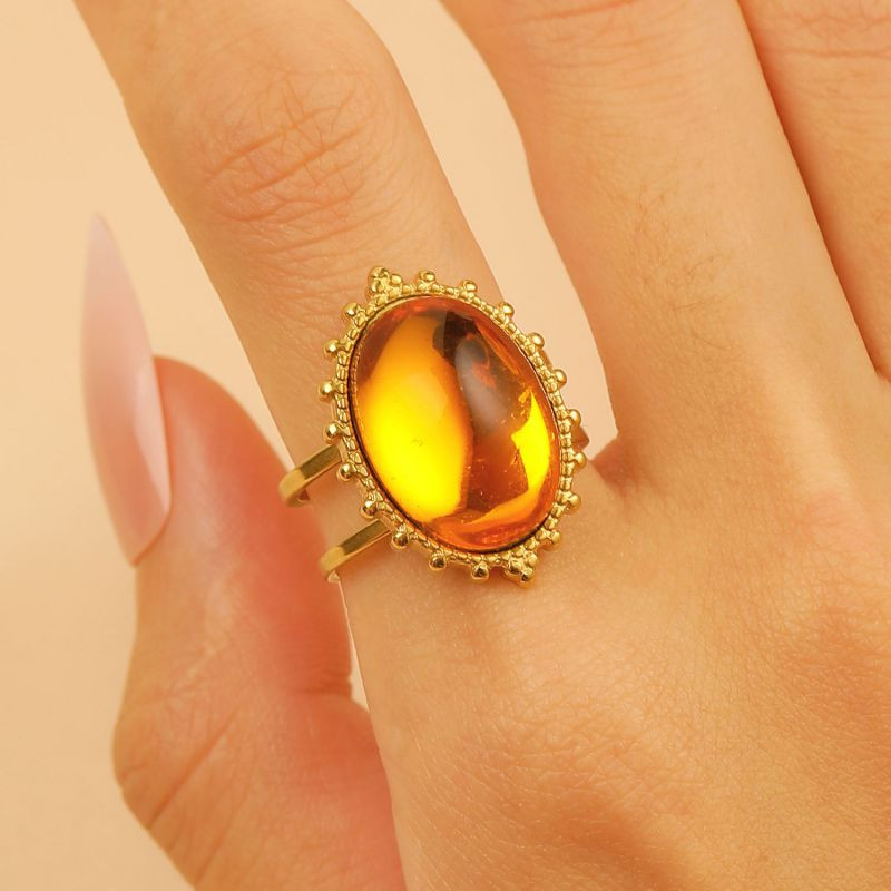 Массивное кольцо с крупным зеленым камнем и орнаментом CJR67893