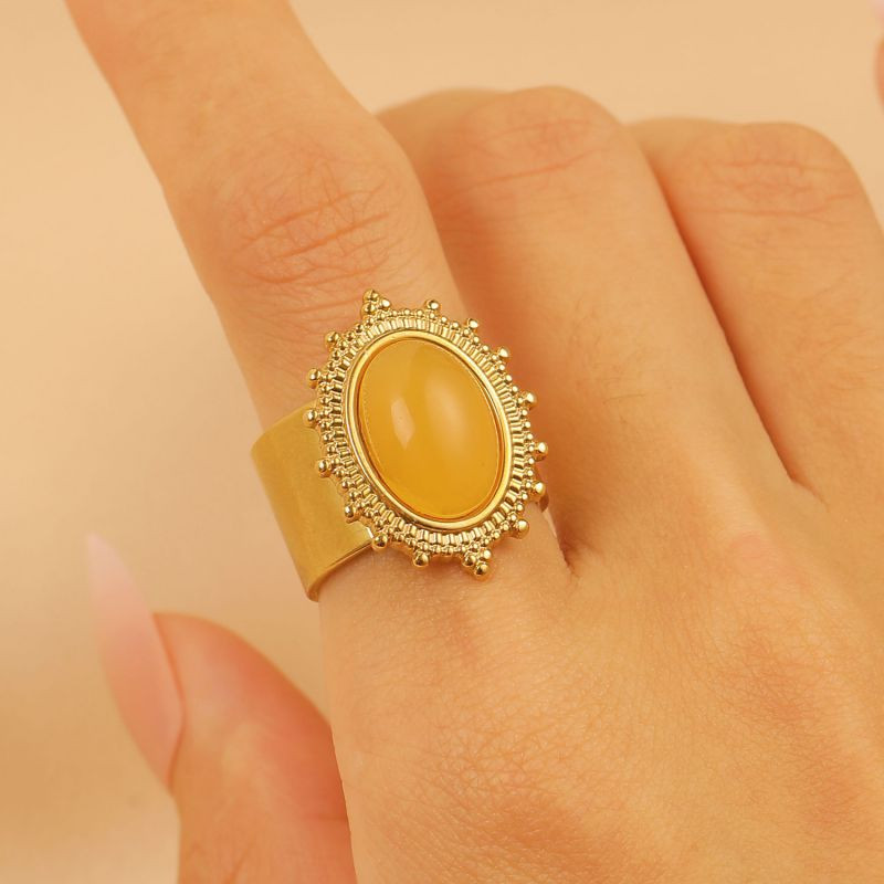 Массивное кольцо с крупным зеленым камнем и орнаментом CJR67893