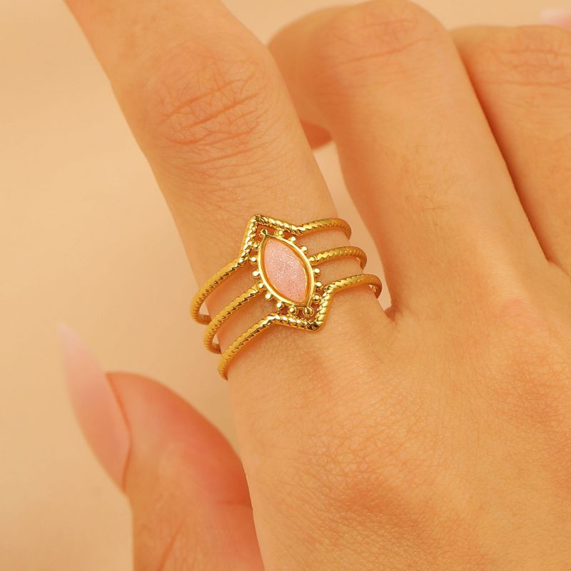 Массивное кольцо с крупным зеленым камнем и орнаментом CJR67893