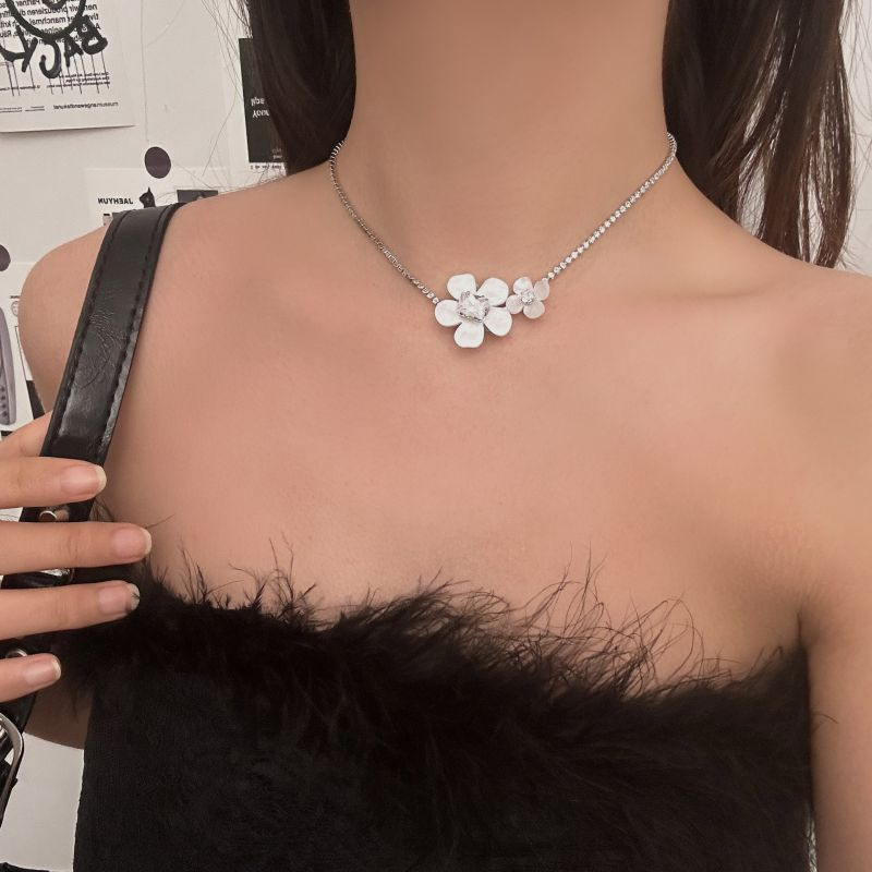 Широкая серебристая цепочка с абстрактной подвеской-цветком CJL19649 Широкая серебристая цепочка с абстрактной подвеской-цветком CJL19649