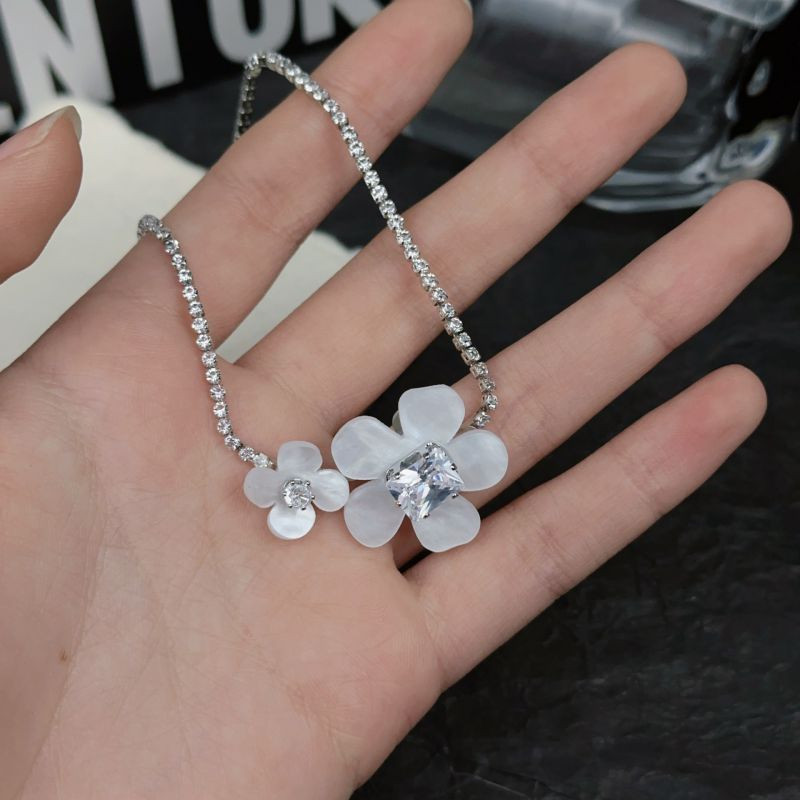 Широкая серебристая цепочка с абстрактной подвеской-цветком CJL19649 Широкая серебристая цепочка с абстрактной подвеской-цветком CJL19649