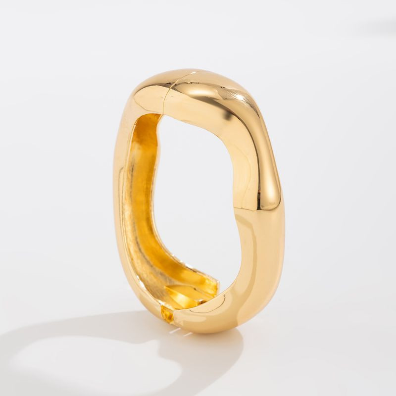 Браслет жесткий литой неправильной формы CJM15316