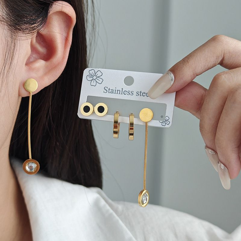 Набор золотистых серег из стали с черной эмалью и длинными подвесками J11494CJJ