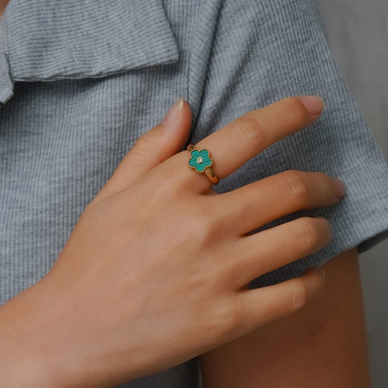 Тонкое кольцо с четырехлистником из малахита CJL23912