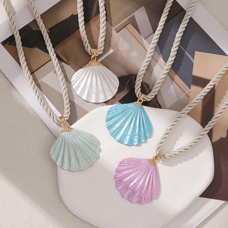 Цепочка с крупной подвеской в форме цветной ракушки CJM18775