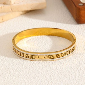 Браслет жесткий с гравировкой меандр в золотом цвете CJL19787 Браслет жесткий с гравировкой меандр в золотом цвете CJL19787