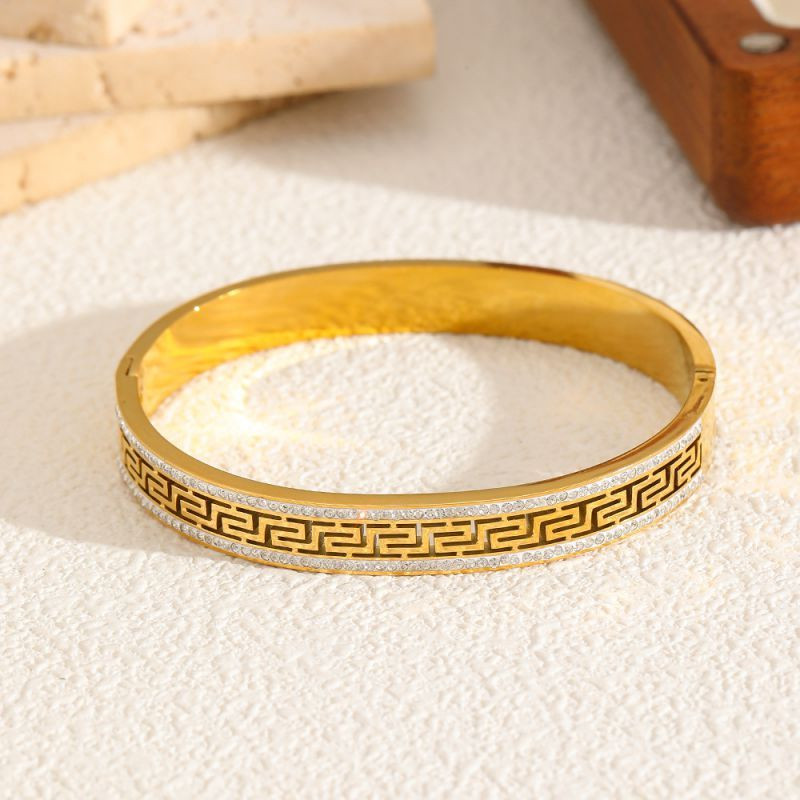 Браслет жесткий с гравировкой меандр в золотом цвете CJL19787 Браслет жесткий с гравировкой меандр в золотом цвете CJL19787