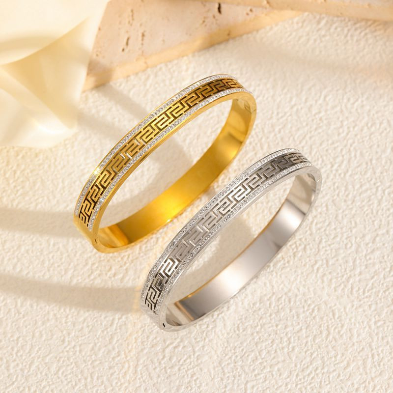 Браслет жесткий с гравировкой меандр в золотом цвете CJL19787 Браслет жесткий с гравировкой меандр в золотом цвете CJL19787