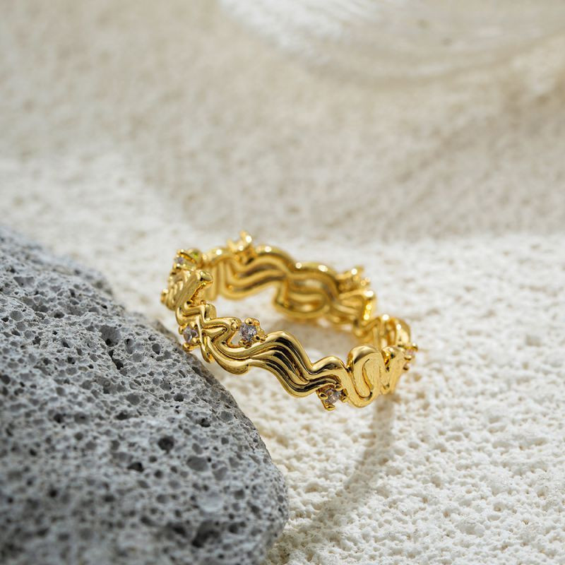 Широкое ажурное кольцо в виде волнообразных цепей со стразами CJL16398