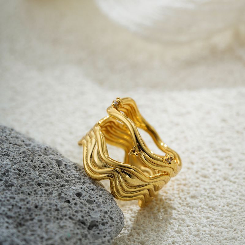 Широкое ажурное кольцо в виде волнообразных цепей со стразами CJL16398