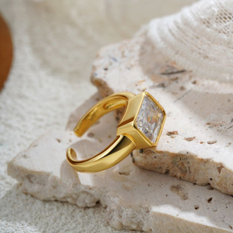 Широкое ажурное кольцо в виде волнообразных цепей со стразами CJL16398