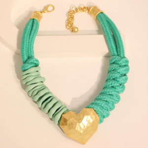 Объемное колье из плетеных текстильных шнуров с золотым сердцем CJP62707 Объемное колье из плетеных текстильных шнуров с золотым сердцем CJP62707