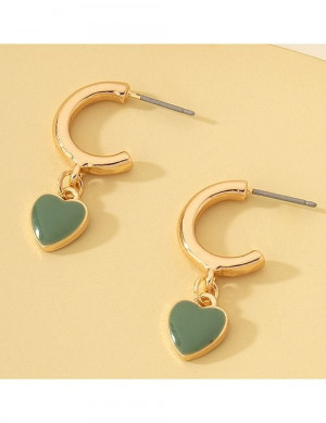 Золотистые серьги-кольца с подвесками в виде зеленых сердец Z31139