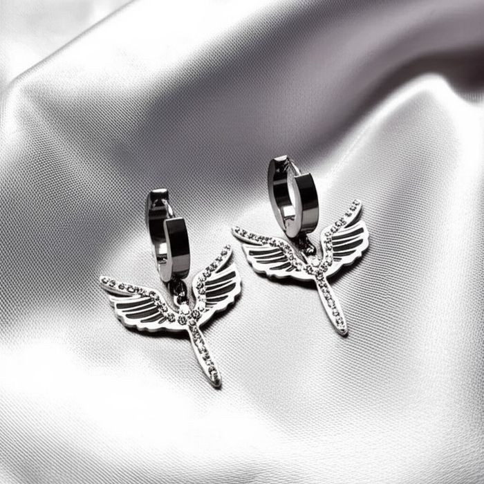 Стальные серьги-кольца с подвесками в виде летящих ласточек J10214CJJ