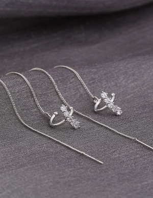 Серьги-протяжки с переплетением и камнями M10571 Серьги-протяжки с переплетением и камнями M10571