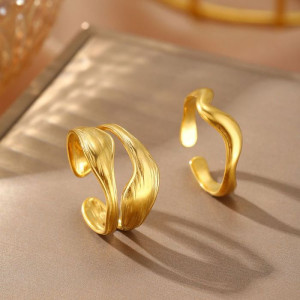 Разомкнутое стальное кольцо с двумя морскими звездами CJM32786