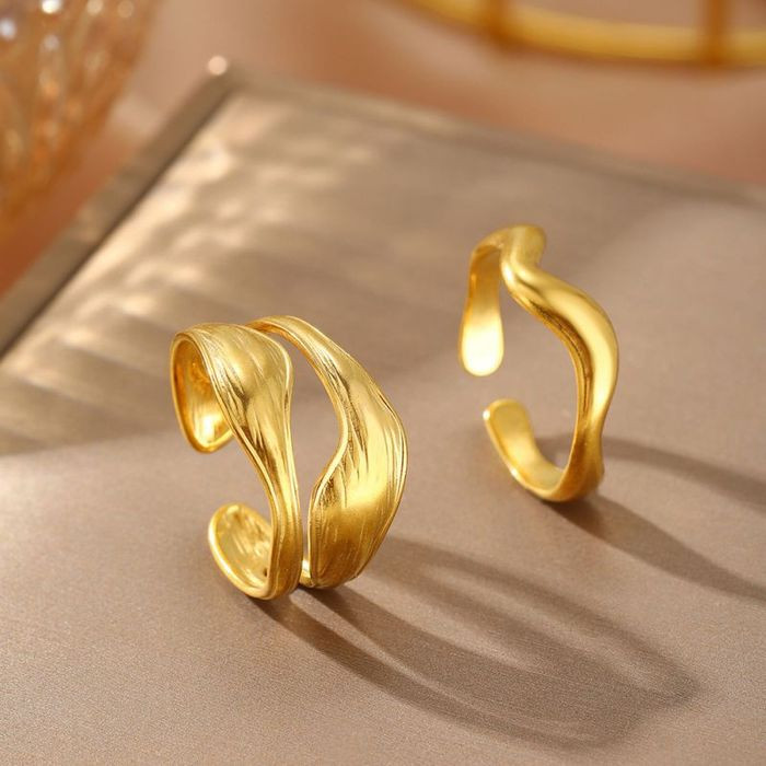 Разомкнутое стальное кольцо с двумя морскими звездами CJM32786