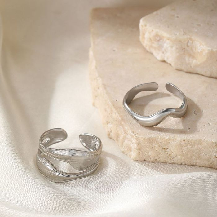 Разомкнутое стальное кольцо с двумя морскими звездами CJM32786