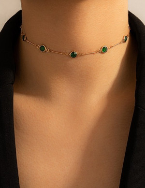 Тонкий золотистый чокер-цепочка с изумрудными кристаллами P97688