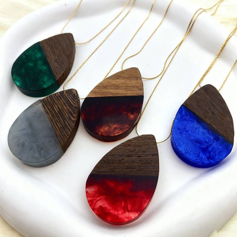 Цепочка с крупной подвеской в форме капли из дерева и смолы CJT07164