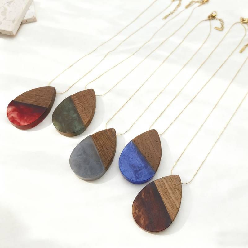 Цепочка с крупной подвеской в форме капли из дерева и смолы CJT07164