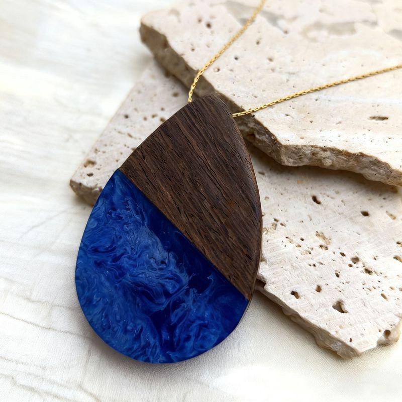 Цепочка с крупной подвеской в форме капли из дерева и смолы CJT07164