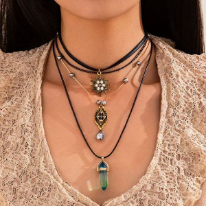 Многослойный чокер с кожаными шнурками и граненым кристаллом CJL23053