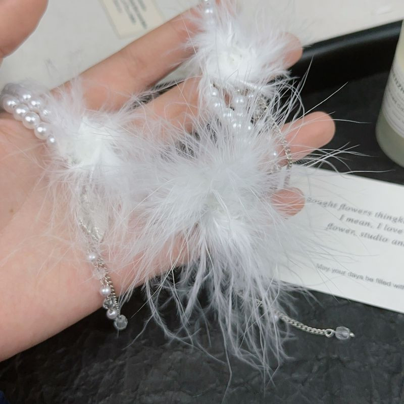 Воздушный белый чокер с отделкой из перьев и жемчуга CJL19680