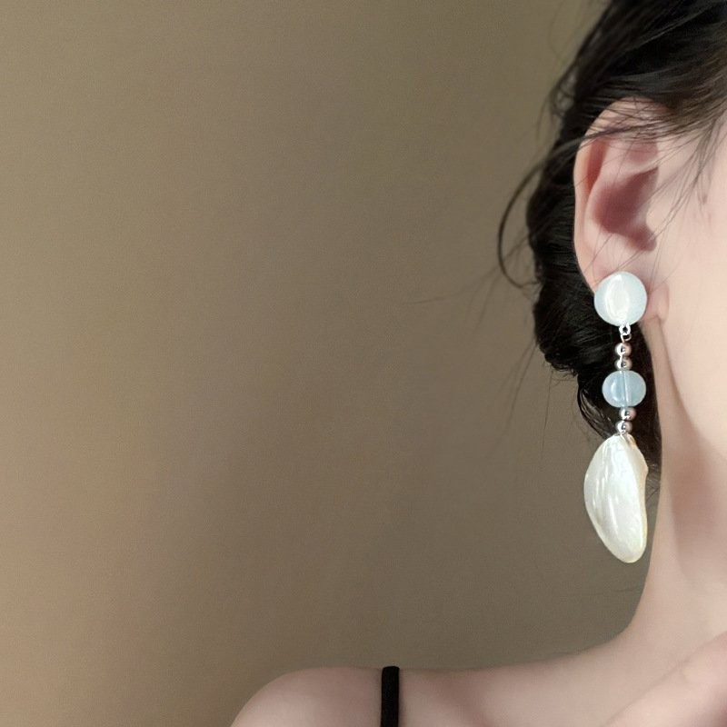 Длинные серьги с крупными перламутровыми подвесками в форме капель CJD93350