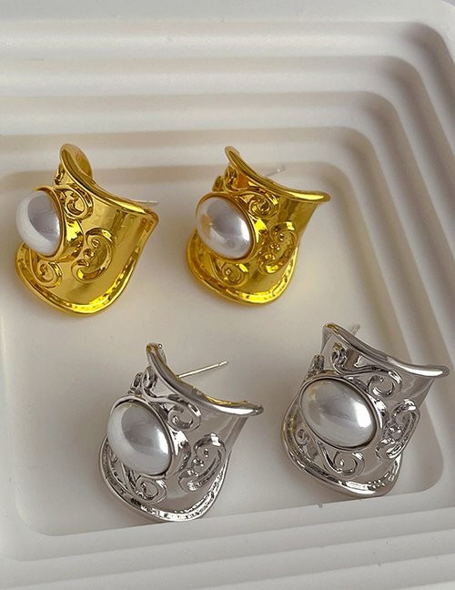 Широкие золотистые серьги в стиле барокко Z51303