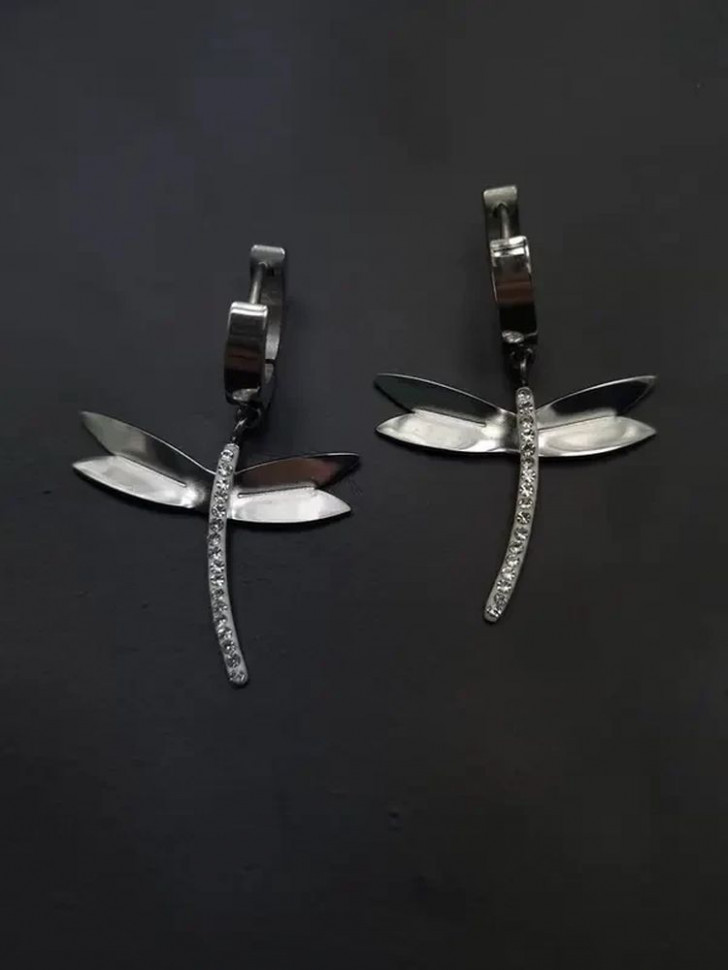 Стальные серьги-кольца с подвесками в форме изящных стрекоз J10220CJJ
