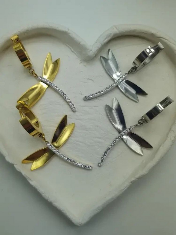 Стальные серьги-кольца с подвесками в форме изящных стрекоз J10220CJJ