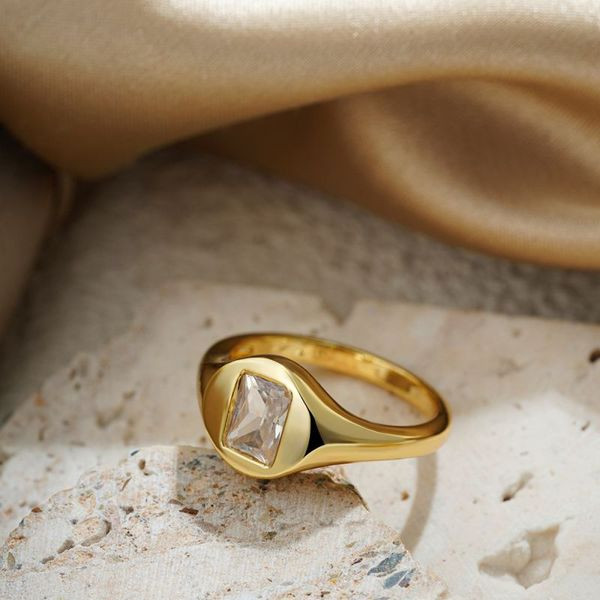 Кольцо-печатка с квадратной вставкой из перламутра в золоте CJL50162