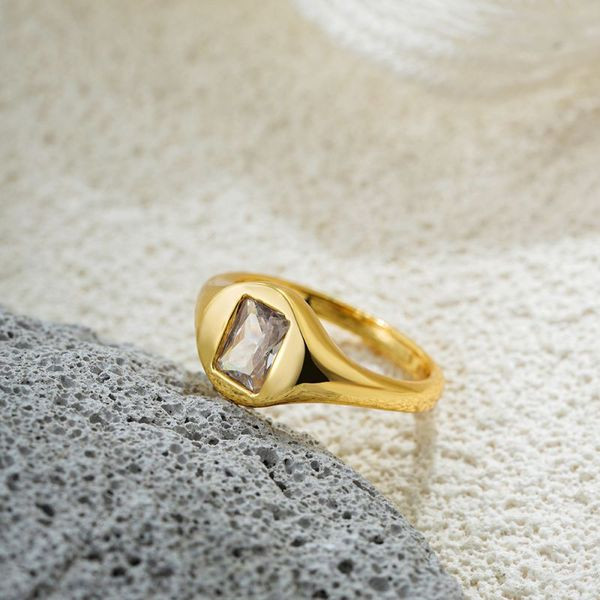 Кольцо-печатка с квадратной вставкой из перламутра в золоте CJL50162