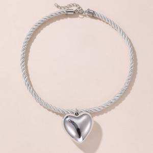 Чокер из светлых бусин с подвеской в форме сердца CJG53613