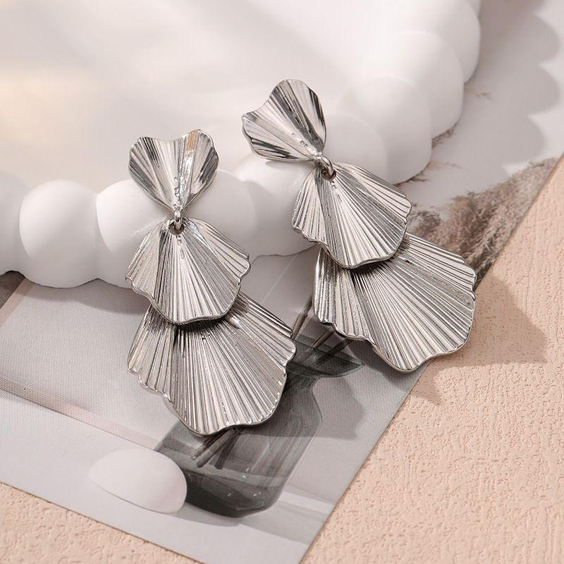 Длинные многоярусные серьги пусеты из золотистых лепестков CJL97783