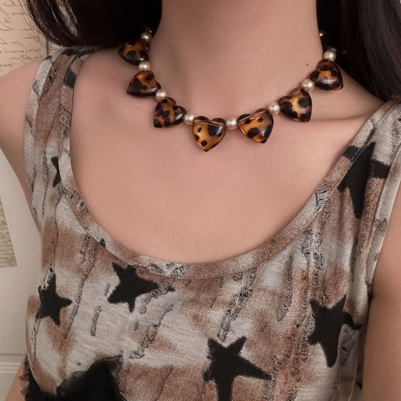 Чокер из леопардовых сердец с жемчужными проставками CJM02319